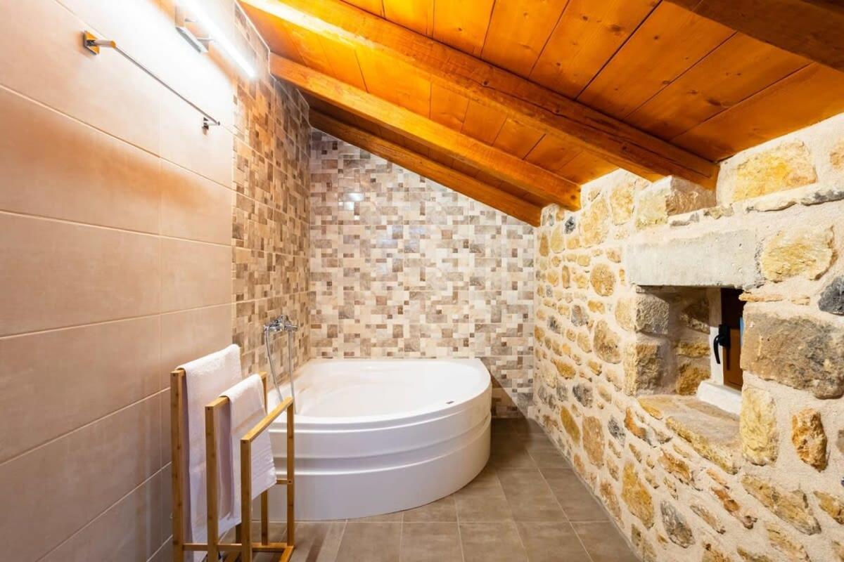 Mantineia Stone Villa-An Ethereal Getaway Megali Mantineia Exterior foto